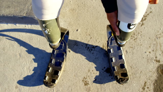 Menschen-mit-Behinderungen-sportlich-tragen-von-Beinprothesen-in-der-Sportstätte-4k