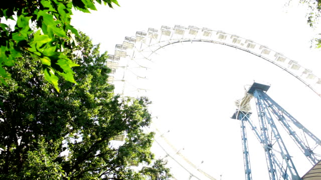 Ferris-wheel-view-from-below