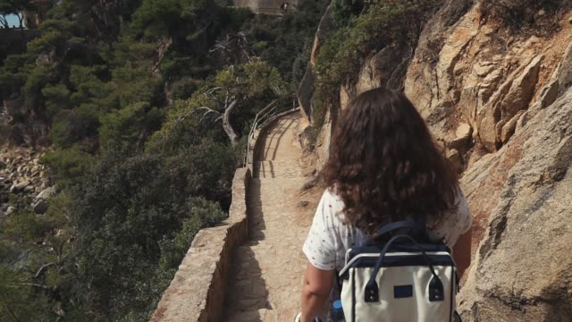 Mujer-adulta-es-bajar-por-la-escalera-de-piedra-antigua-en-ladera-de-Cerro-en-el-Parque-Nacional