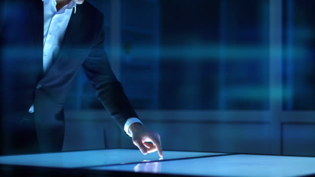 Der-Geschäftsmann-arbeitet-mit-einem-Sensorbildschirm-auf-dem-Hologramm-Hintergrund