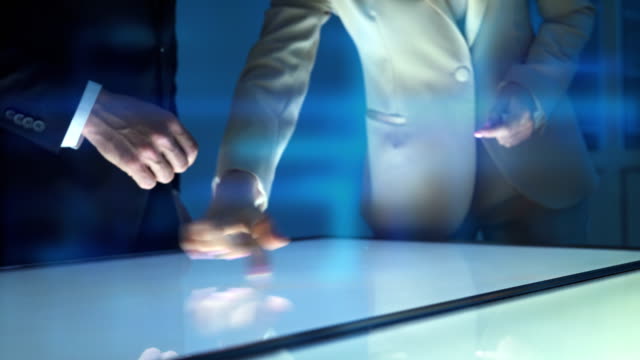 Die-Frau-und-ein-Mann,-der-mit-einem-Sensorbildschirm-auf-einem-Hologramm-Hintergrund-arbeitet