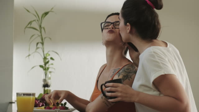 Homosexuelle-Gay-paar-Lesben-Mädchen-kämpfen-und-Abwasch