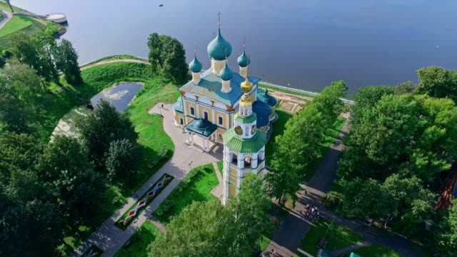Vista-de-Uglich-en-Río-de-Volga,-Rusia