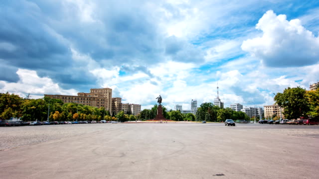 Peatones-a-pie-en-Plaza-de-la-libertad-en-el-día-soleado-timelapse-hyperlapse-en-Kharkiv,-Ucrania
