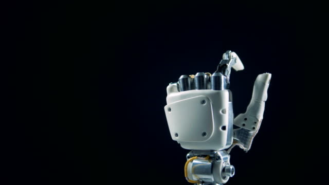 Eine-Person-macht-eine-Roboterhand,-die-seine-Finger-bewegen