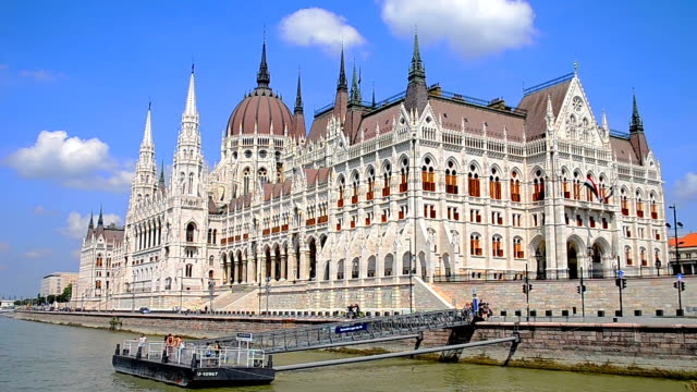 Ungarisches-Parlamentsgebäude.-Blick-von-der-Donau