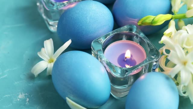 Festlicher-Hintergrund,-Happy-Easter-Grußkarte-im-blauen-Stil