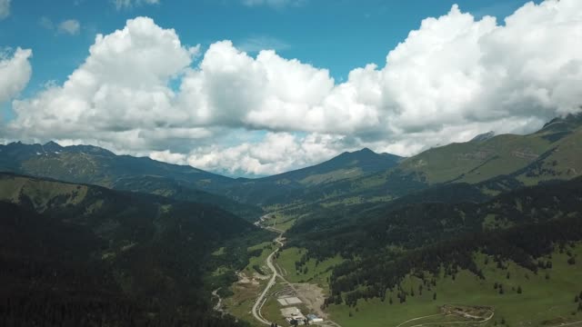 Hermoso-valle-en-las-montañas-de-Altai,-vista-aérea.-Montaña-taiga,-montañas-en-las-nubes,-Altai
