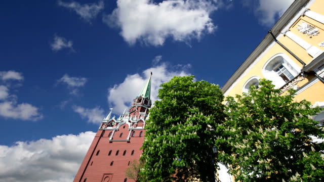 Torre-Troitskaya-contra-el-cielo.-En-el-interior-del-Kremlin-de-Moscú,-Rusia