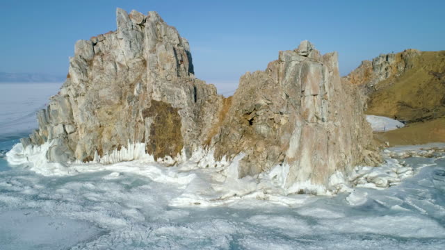 Ruhige-Luftaufnahme-der-Baikalbucht-Shamanka-im-Winter