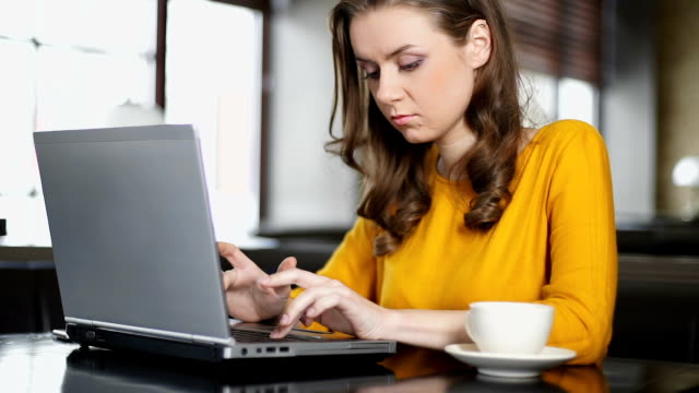 Female-blogger-working-on-laptop-in-cafe,-posting-publication-in-social-network