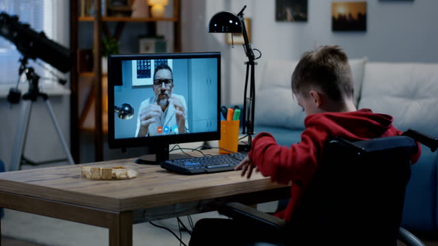 Behinderter-Junge-bei-Videochat-mit-Arzt