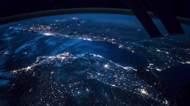 Tierra-Nocturna-vista-desde-el-espacio.-Imágenes-de-dominio-público-de-la-Nasa