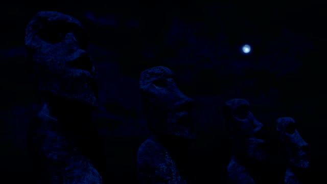 Estatuas-de-la-Cabeza-de-la-Isla-de-Pascua-por-la-noche