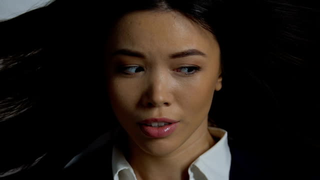 Mujer-asiática-asustada-mirando-hacia-los-lados,-ataque-de-pánico,-problema-de-trastorno-mental