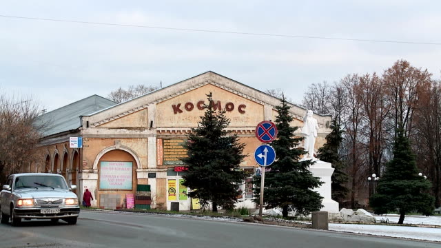 Blick-auf-die-Straßen-und-Plätze-von-Slobodsky