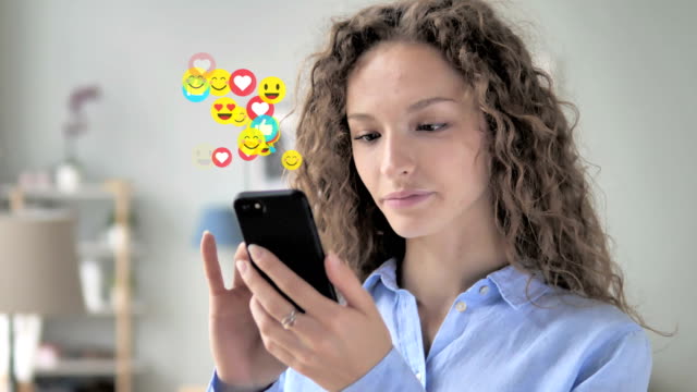 Mujer-joven-chateando-en-Smartphone,-Emoji-y-Me-gusta-de-los-seguidores