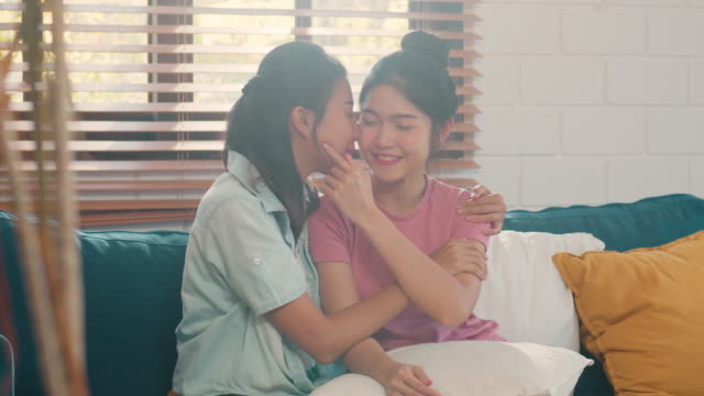 Junge-asiatische-Lesbische-Paar-Umarmung-und-küssen-liegen-sofa-im-Wohnzimmer-zu-Hause.