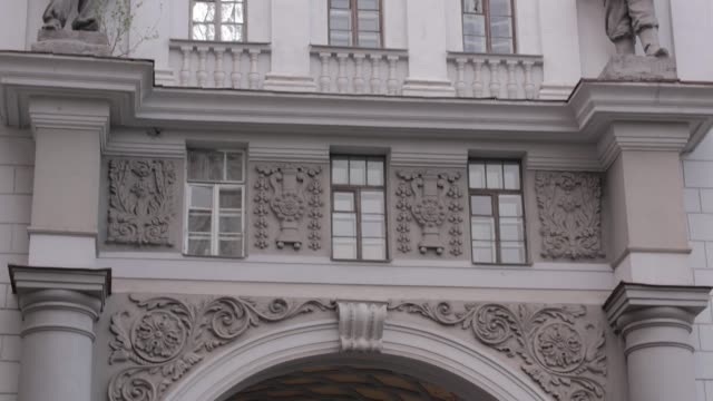 Edificio-del-gobierno-soviético-antiguo