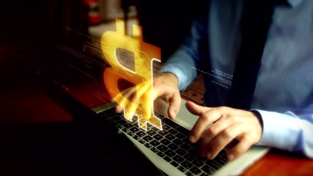 Hombre-escribiendo-en-el-teclado-con-holograma-bitcoin