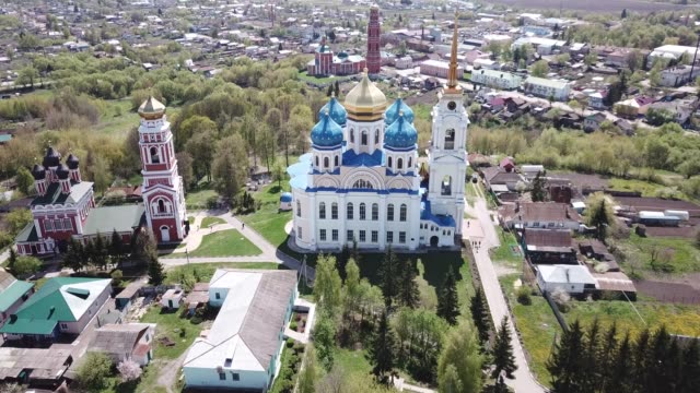 kleine-russische-Stadt-Bolchow-mit-Kirche-des-Großen-Märtyrers