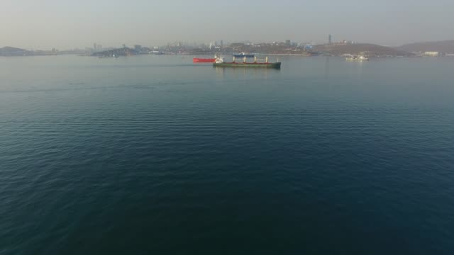 Ost-Bosporus-mit-Schiffen-auf-dem-Hintergrund-der-russischen-Brücke.