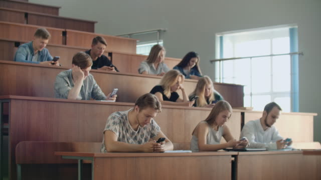Studenten-chatten-online-in-einem-Klassenzimmer-der-Universität.-Introvertierte-und-Angst-vor-Menschen