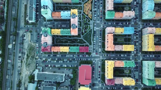vista-desde-arriba-en-un-barrio-colorido-brillante,-casas-de-colores-y-carreteras-llenas-de-coches