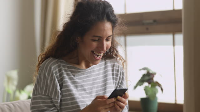 Aufgeregte-Frau-halten-Telefon-chatten-in-Dating-App-fühlen-sich-überglücklich