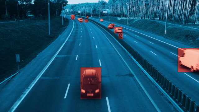 Kamera-überwacht-Autos-auf-der-Autobahn-und-identifiziert-Tracking-Daten