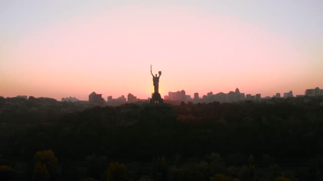 Schöne-Skyline-von-Kiew-bei-Sonnenuntergang,-Ukraine