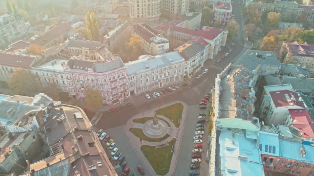 Vista-aérea-de-la-plaza-Ekaterininskaya-con-monumento-de-Catalina-II-la-Grande-en-Odessa