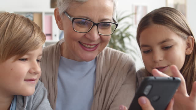 Großmutter-und-Enkel-meistern-Smartphone