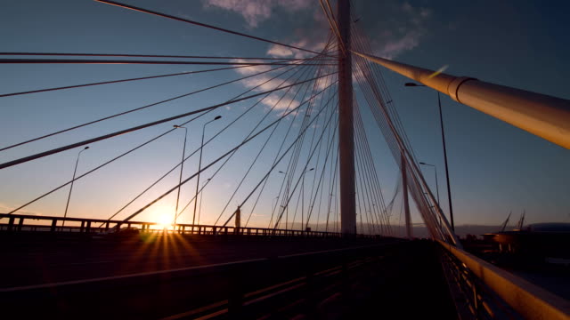 Puente-grande-atirantado-en-los-rayos-de-la-cálida-puesta-de-sol-por-la-noche