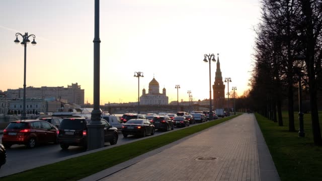 View-of-Kremlin-embankment,-Big-Stone-bridge-and-Cathedral-of-Christ-the-Savior