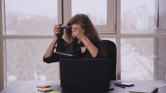 Neugierige-erstaunte-Frau-versucht-Augmented-Reality-Brille,-das-Gefühl,-aufgeregt-über-VR-Headset-Simulation