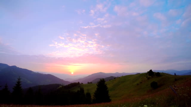 Sonnenaufgang-auf-die-Berge.