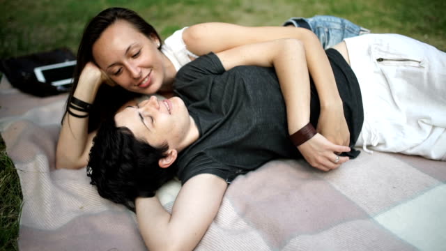 Lesbianas-dulces-abrazos-y-relajarse-en-cubierta-en-el-Parque