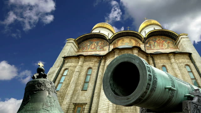 Cañón-Zar,-Kremlin-de-Moscú,-Rusia,-es-un-grande,-5,94-metros-(19,5-pies)-largo-cañón-en-pantalla-por-el-Kremlin-de-Moscú