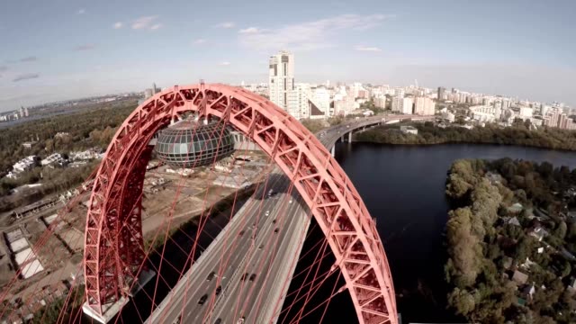 Aerial-Helikopter-Ansicht-der-Zhivopisnyi-die-meisten-(Uebersetzung.-malerische-Brücke)-über-Moskau-Fluss.-Moskau-Russland.-Zhivopisny-Bridge-ist-eine-Schrägseilbrücke,-die-Moskwa-erstreckt-sich-in-Nord-West