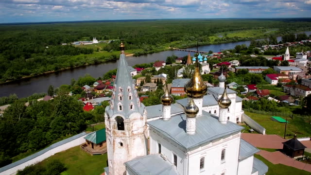 Flug-über-Dreifaltigkeits-Kathedrale-in-Gorokhovets,-Russland
