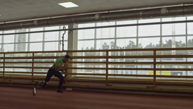 Amputierte-Sportler-trainieren-im-Stadion
