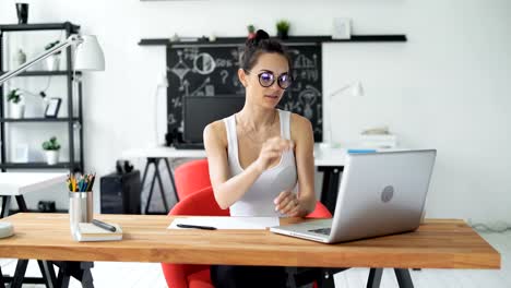 Nette-Frau-im-trendigen-Büro-arbeiten