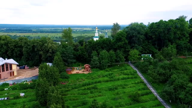 aerial-shot-the-Patriarchal-gardens-and-old-churches-of-Vladimir,-Russia