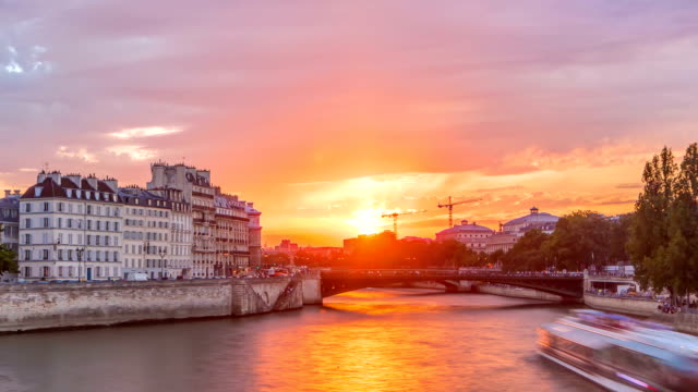Timelapse-de-personas-y-barcos,-Le-Pont-D'Arcole-puente-en-puesta-del-sol,-París,-Francia,-Europa