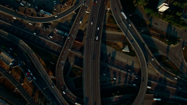 Overhead-Luftaufnahme-der-Autobahn.-Road-Austausch.-Drohne-Filmmaterial