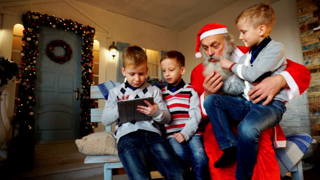 Niños-con-Santa-Claus-jugando-con-la-tabla