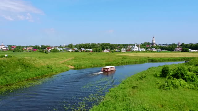 travel-by-boat-on-the-river-Kamenka-in-Suzdal,-Russia