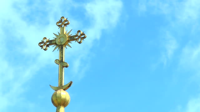 Das-Kreuz-auf-der-Kuppel-eine-orthodoxe-Kirche-gegen-den-Himmel-mit-Wolken