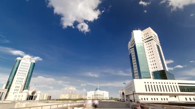 Parlamento-de-la-República-de-Kazajstán-y-moderna-torre-naranja-timelapse-hyperlapse,-Astana